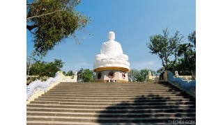 Chùa Long Sơn nổi tiếng là ngôi chùa có bức tượng phật trắng khổng lồ  